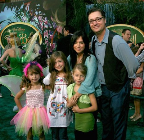 An old picture of Odessa A'zion (middle) with her parents, Pamela Adlon and Felix Adlon, and her sisters, Rocky and Gideon